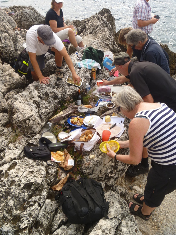 Uppdukad picknick på klipporna på Cap Ferrat